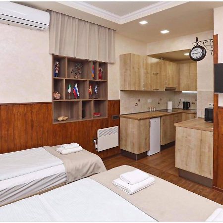 Family Mini-Hotel Martirosyan'S And Tours Jerevan Buitenkant foto
