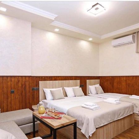 Family Mini-Hotel Martirosyan'S And Tours Jerevan Buitenkant foto