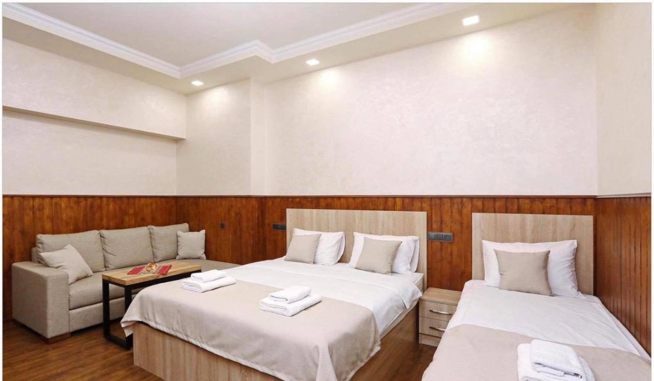 Family Mini-Hotel Martirosyan'S And Tours Jerevan Buitenkant foto