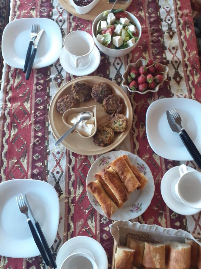 Family Mini-Hotel Martirosyan'S And Tours Jerevan Buitenkant foto