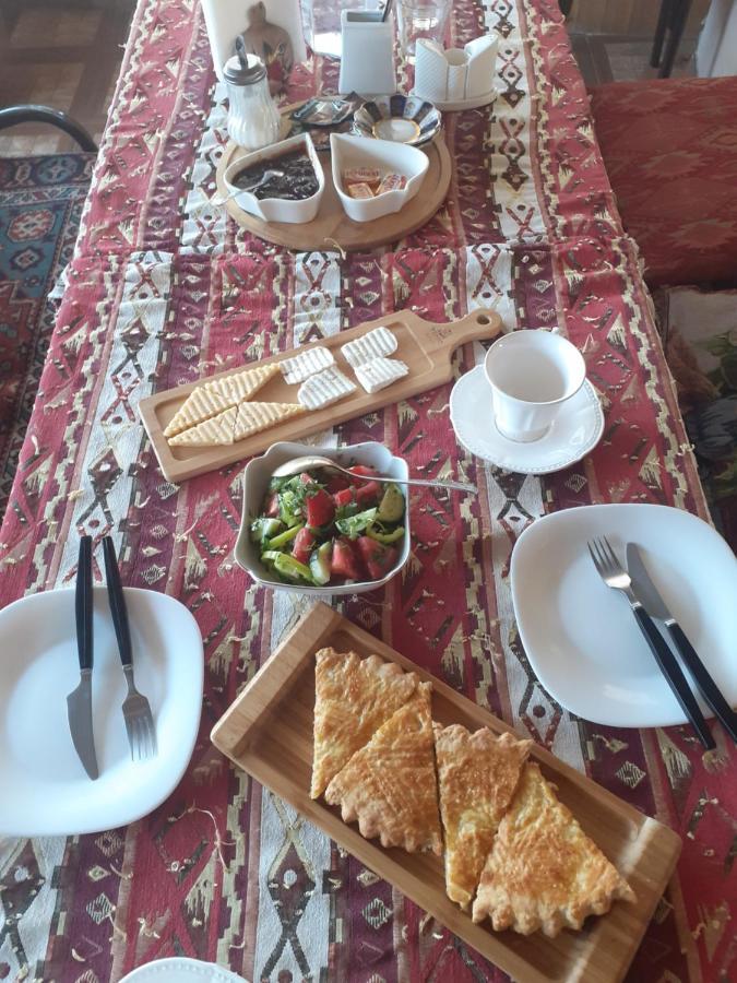 Family Mini-Hotel Martirosyan'S And Tours Jerevan Buitenkant foto