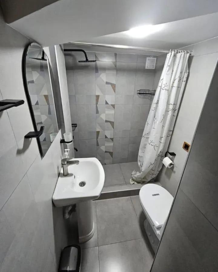 Family Mini-Hotel Martirosyan'S And Tours Jerevan Buitenkant foto