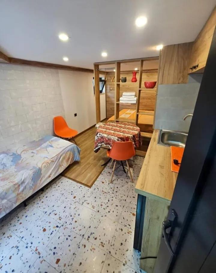 Family Mini-Hotel Martirosyan'S And Tours Jerevan Buitenkant foto