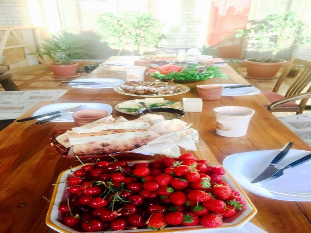 Family Mini-Hotel Martirosyan'S And Tours Jerevan Buitenkant foto