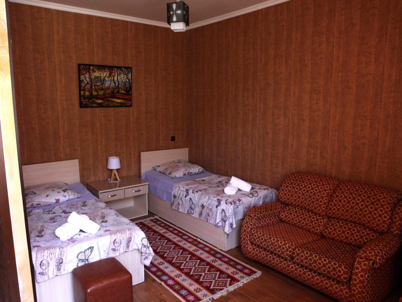 Family Mini-Hotel Martirosyan'S And Tours Jerevan Buitenkant foto