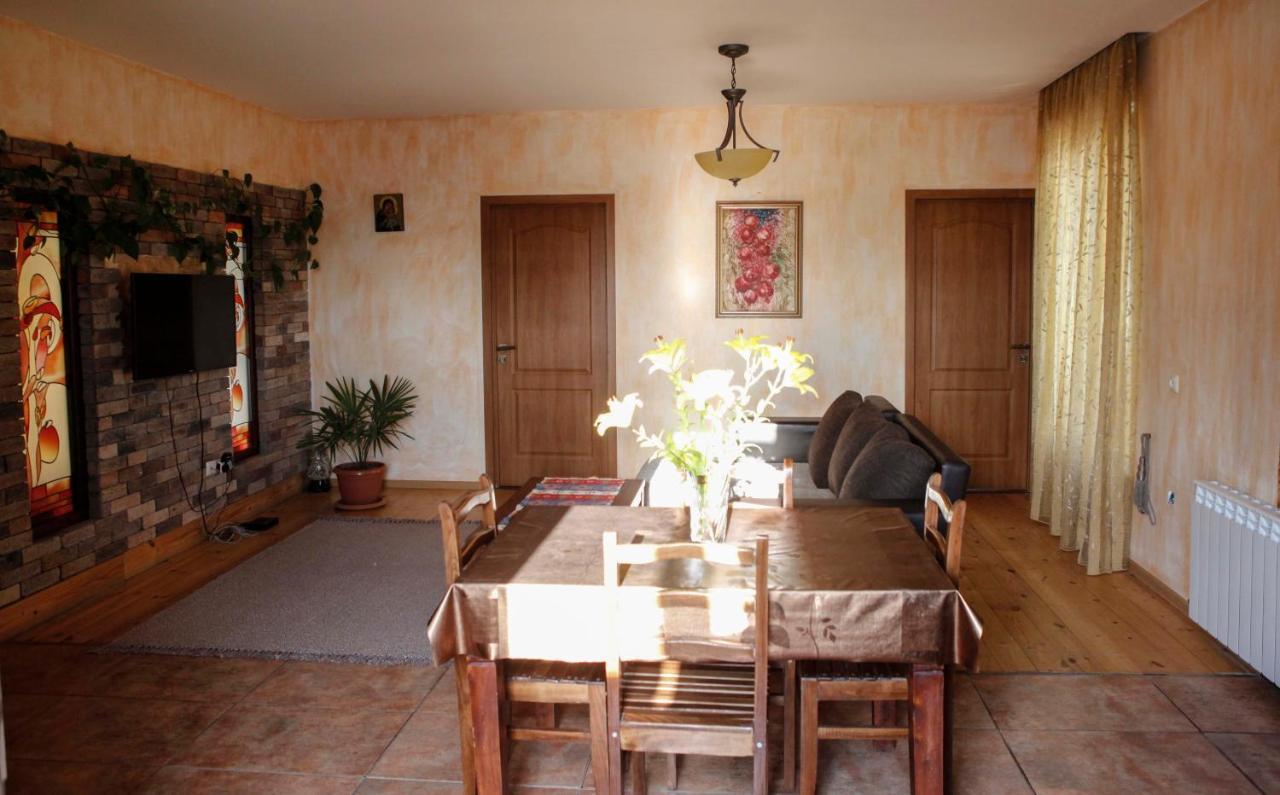 Family Mini-Hotel Martirosyan'S And Tours Jerevan Buitenkant foto