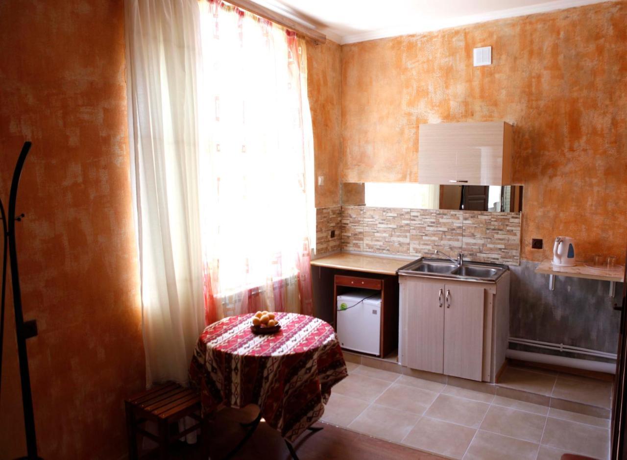 Family Mini-Hotel Martirosyan'S And Tours Jerevan Buitenkant foto
