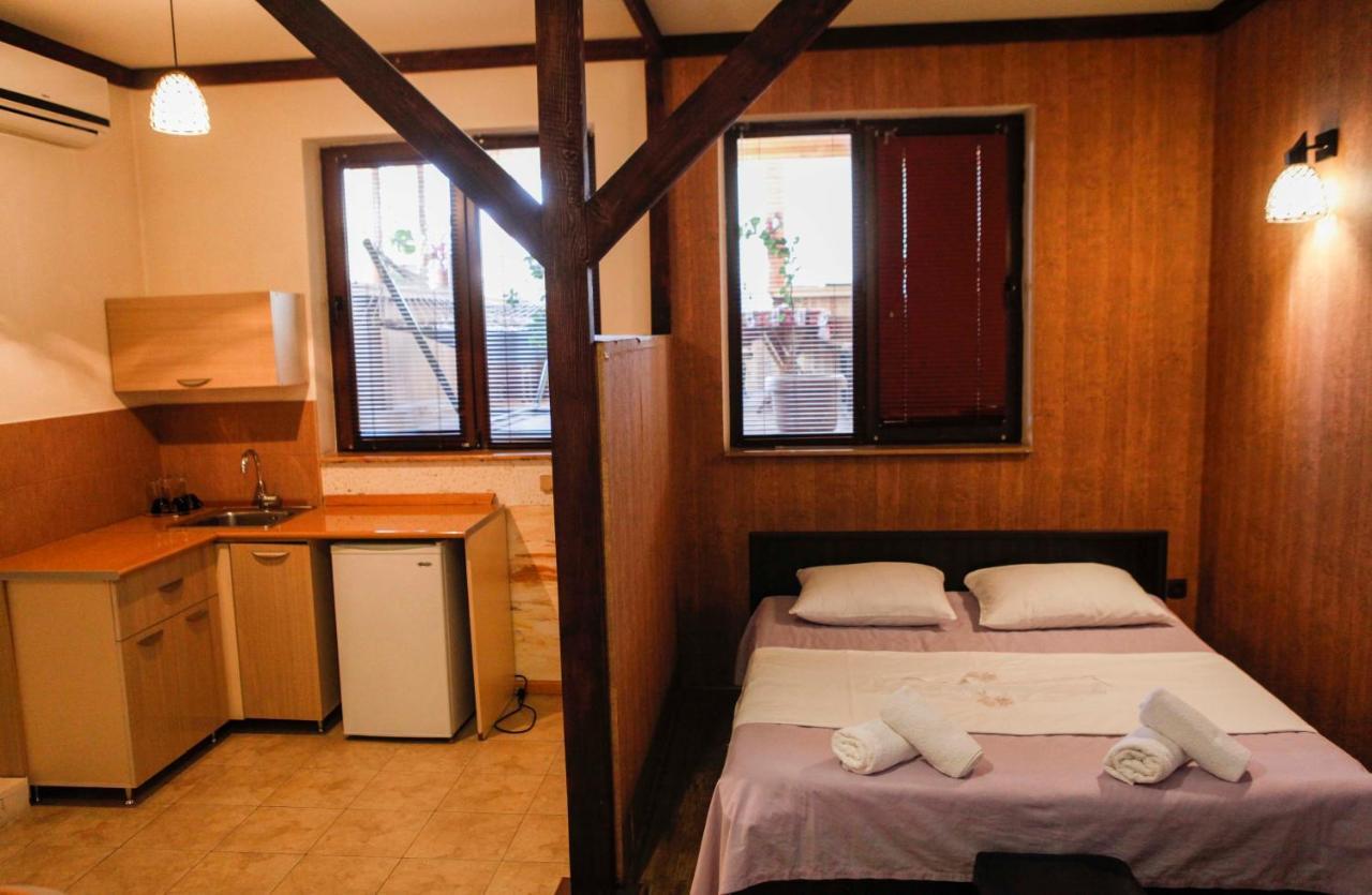 Family Mini-Hotel Martirosyan'S And Tours Jerevan Buitenkant foto