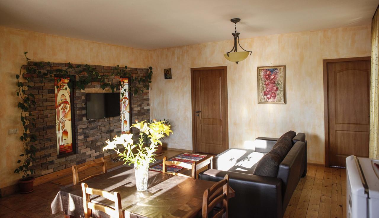 Family Mini-Hotel Martirosyan'S And Tours Jerevan Buitenkant foto