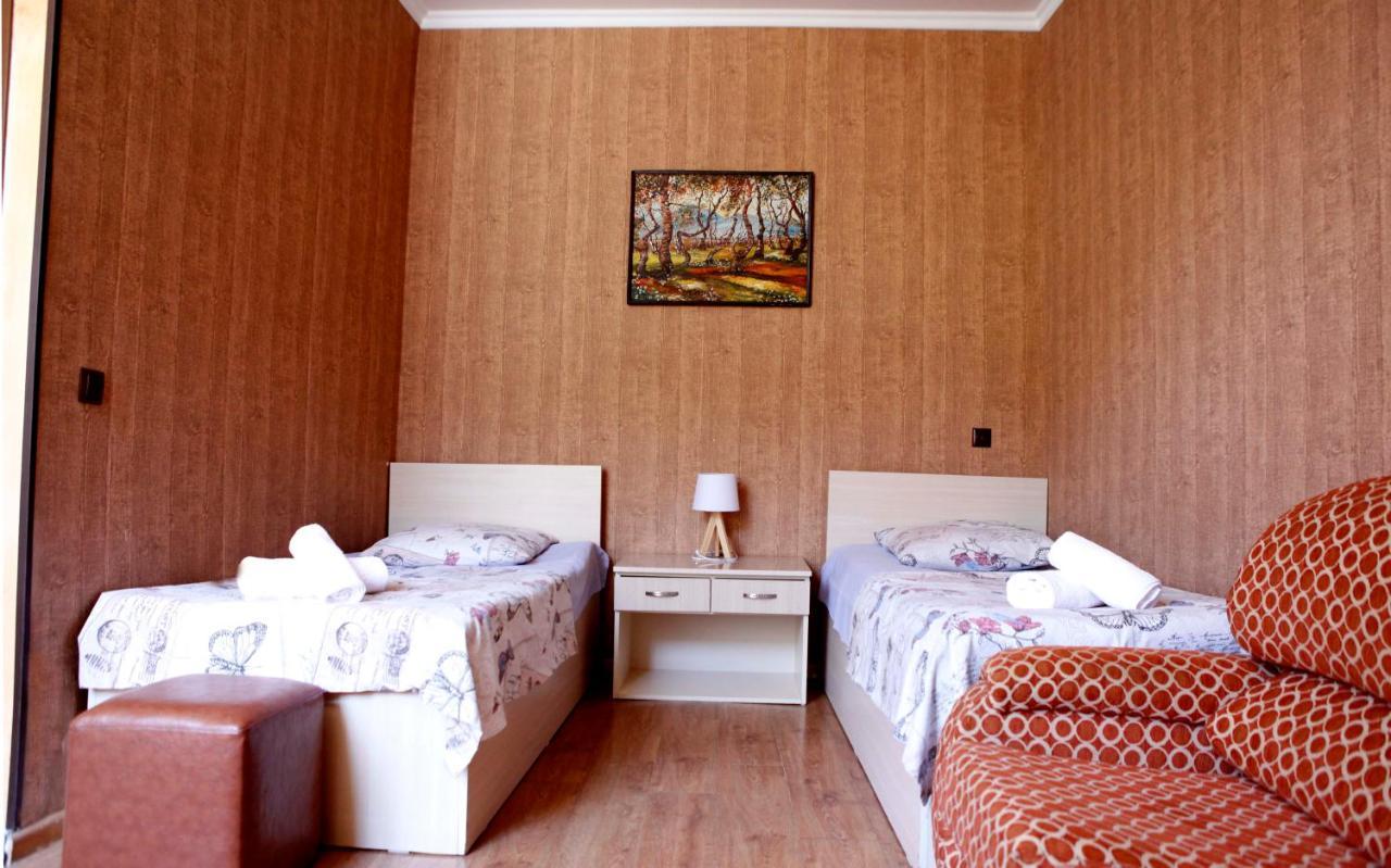 Family Mini-Hotel Martirosyan'S And Tours Jerevan Buitenkant foto